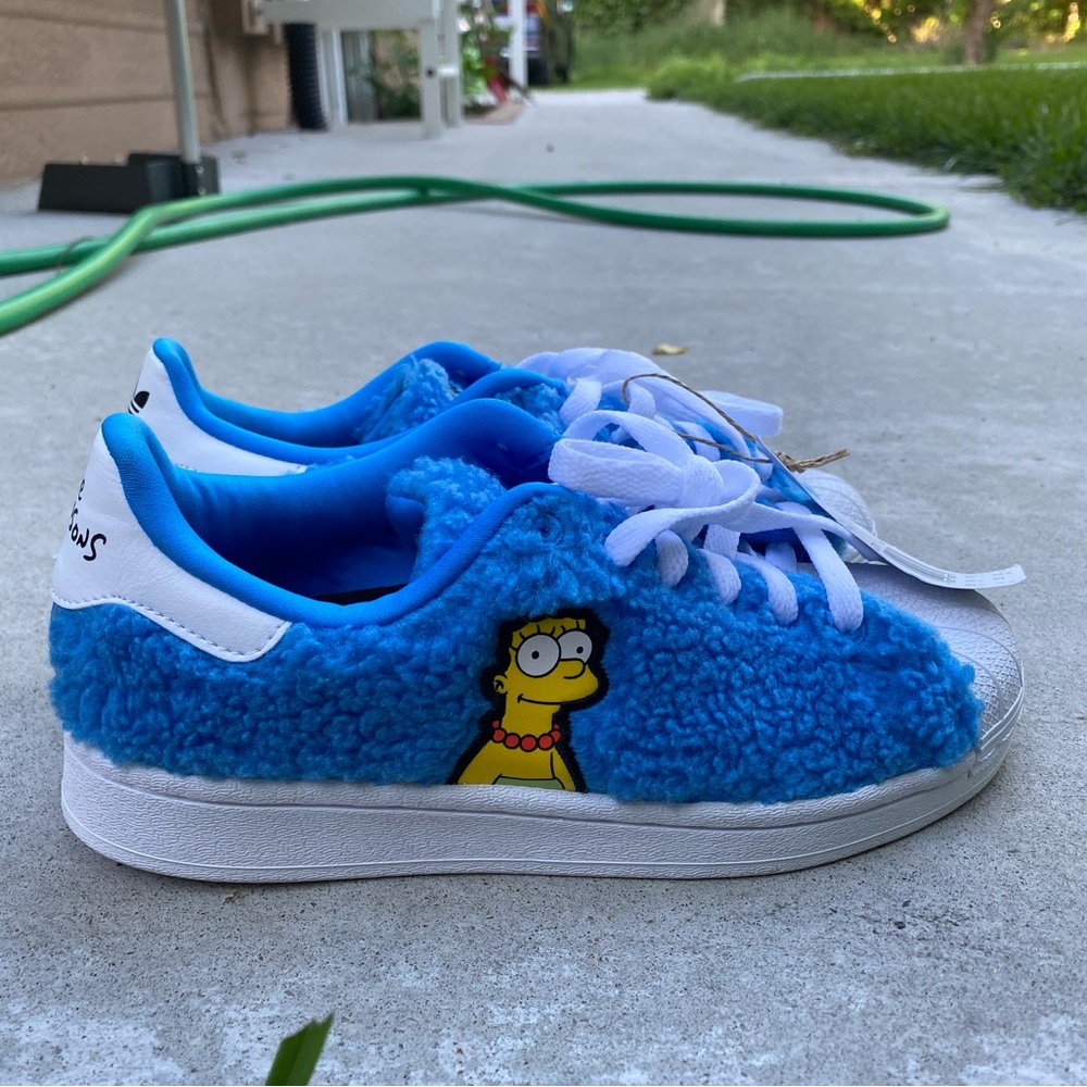 Adidas The Simpsons Marge Superstar Shoes
Size 4Y or WOMENS SZ 6 Cloud White